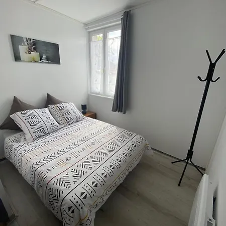 Neuf Dans Apartment